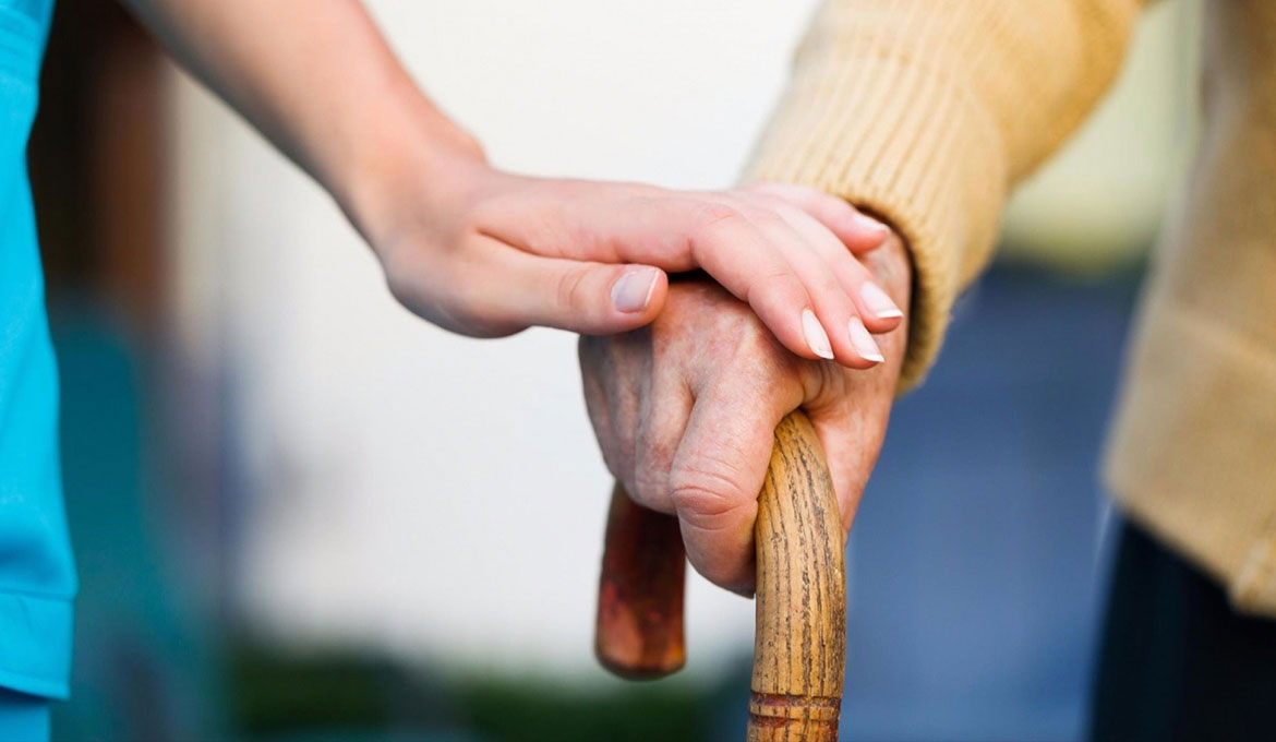 Πώς συμπεριφερόμαστε σε άτομα με άνοια: Πλήρης οδηγός φροντίδας ηλικιωμένων με άνοια